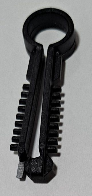 Sachet de 100 chevilles plastiques passe câble noires pour câble de 8 à 9 mm