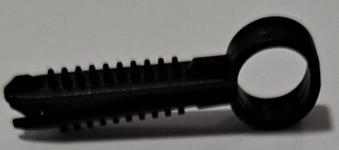 Cheville plastique passe câble noires pour câble de 9.8 à 10.7 mm