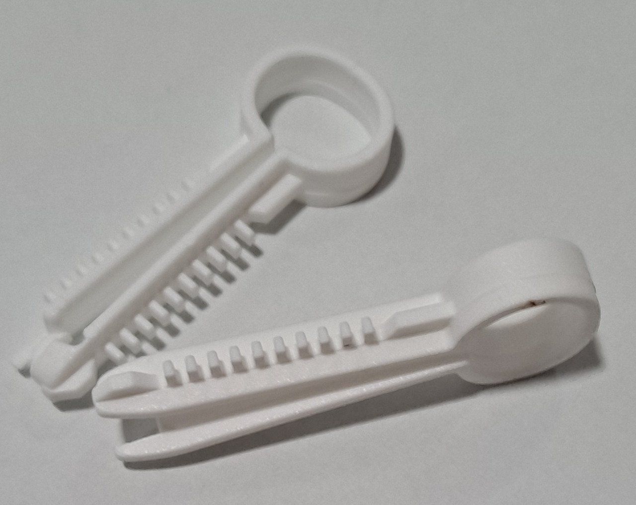 100 chevilles plastiques passe câble blanches pour câble de 9,8 à 10,7 mm 