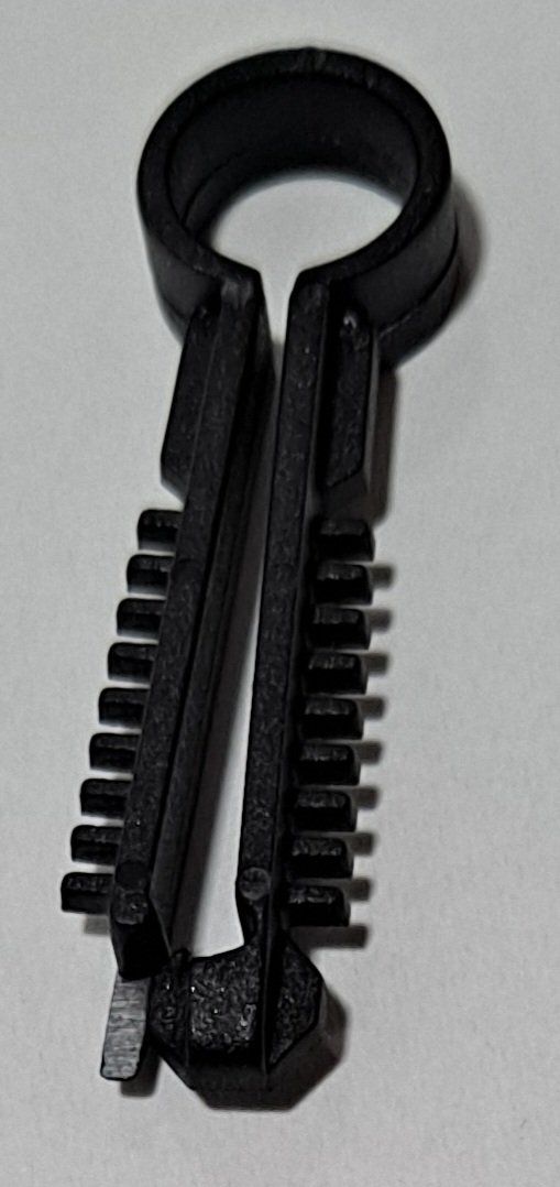 100 chevilles plastiques passe câble noires pour câble de 8 à 9 mm 