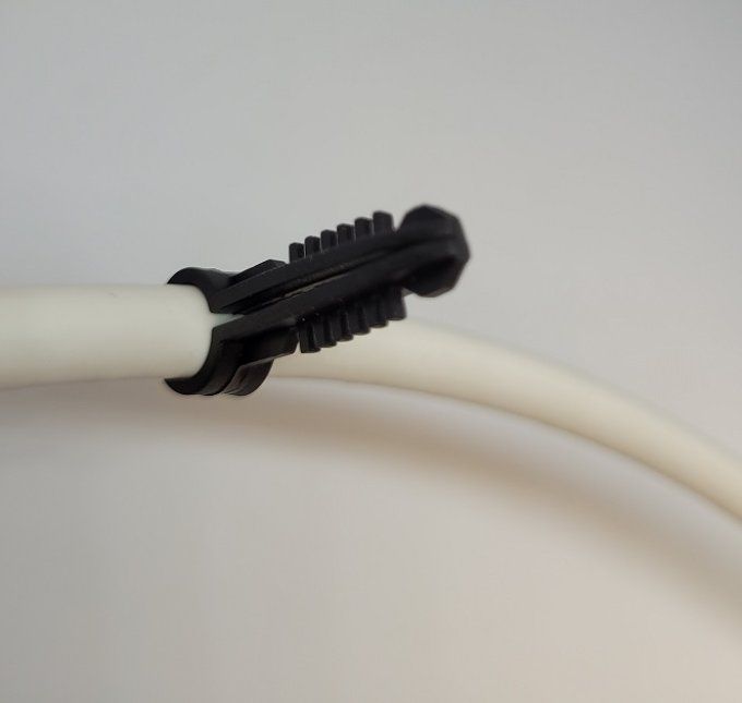 100 chevilles plastiques passe câble noires. M6, L 2 