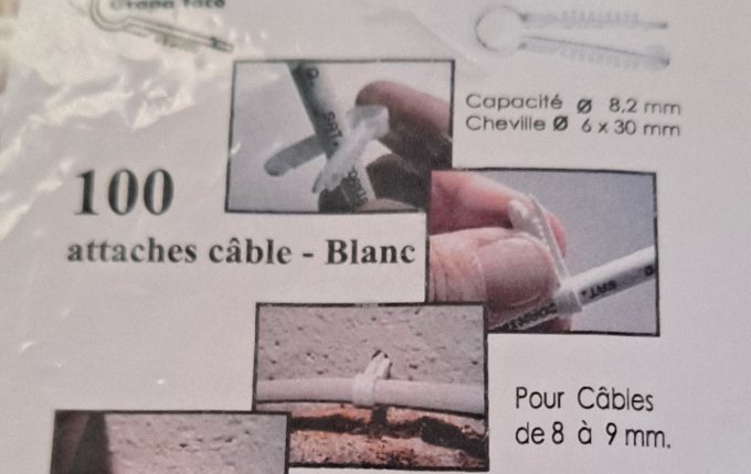 attache cable blanc GT82